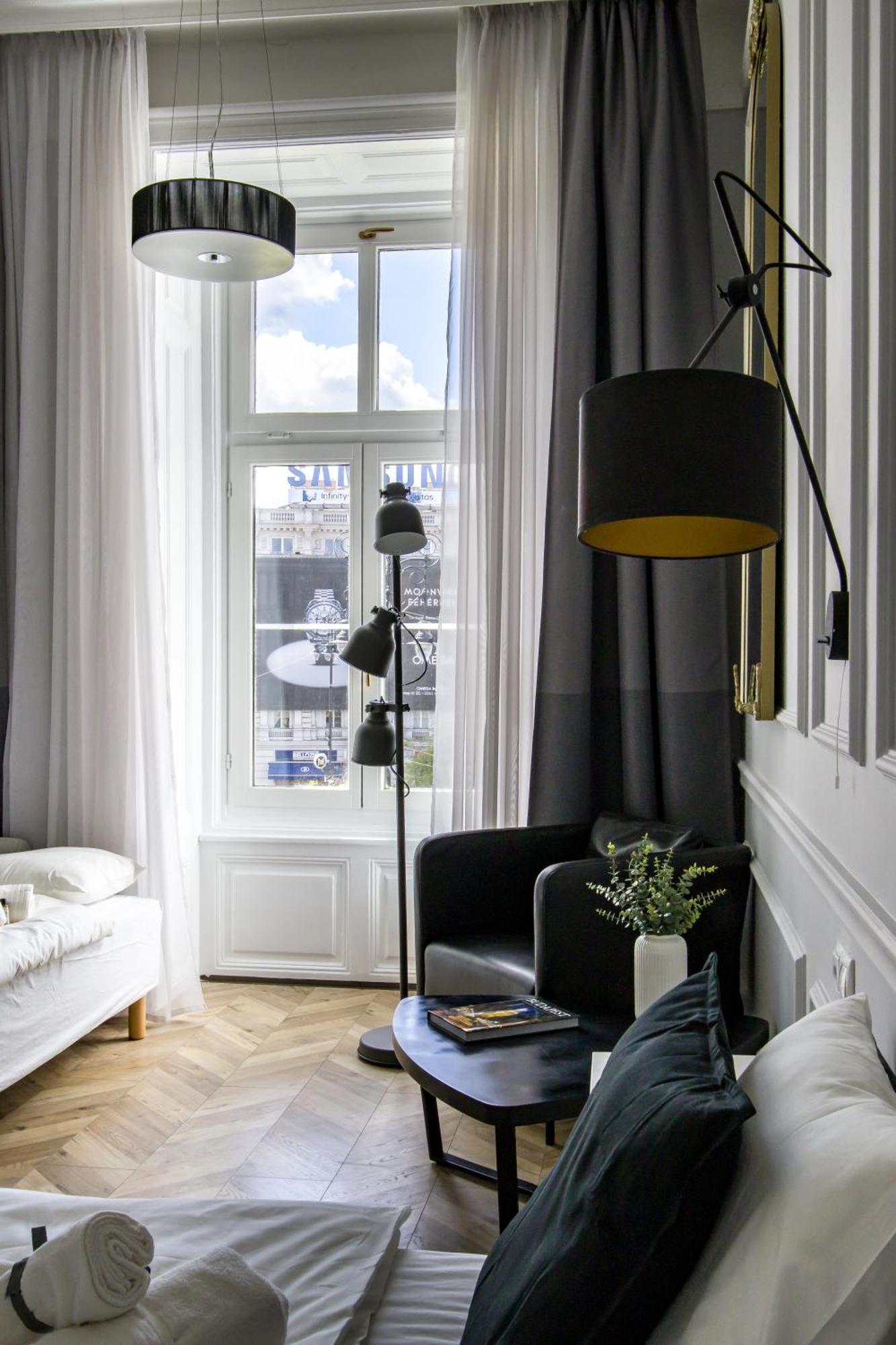 Wilson'S Oktogon Square Suite Apartment Budapest Eksteriør billede
